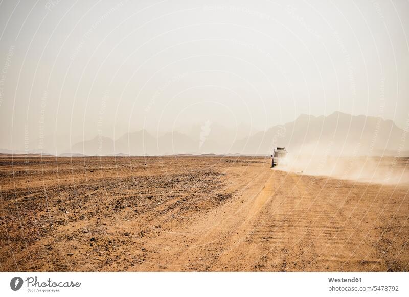 Geländewagen bewegt sich in trockener Landschaft vor klarem Himmel, Suez, Ägypten Trockenheit Dürre Klima Umwelt Ökologie Umweltschutz Umwelt- und Naturschutz