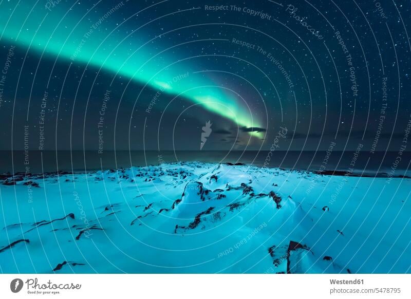 Nordlicht über dem Strand, Berlevag, Norwegen Königreich Norwegen Kälte Ansicht Ausblick Überblick außen draußen im Freien Horizonte Textfreiraum bei Nacht