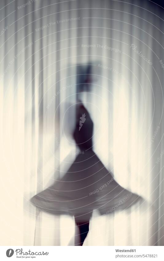 Silhouette einer jungen Frau, die vor einem weißen Vorhang tanzt Kleid Kleider Umriss Kontur Wischeffekt schemenhaft Nur eine Frau 1 1 Frau junge Frau