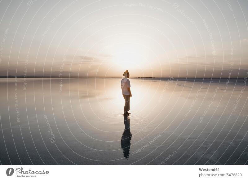 Frau reflektiert über Wasser am Karum-See bei Sonnenuntergang, Danakil-Depression, Äthiopien, Afar Außenaufnahme außen draußen im Freien Landschaft Landschaften