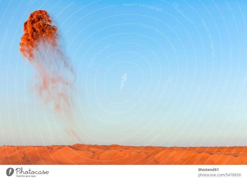 Oman, Wahiba Sands, Sand in die Luft werfen Panoramaaufnahme panoramisch Panoramafoto Panoramaphotos Panoramafotographie Panoramafotografie Sommerhimmel sandig