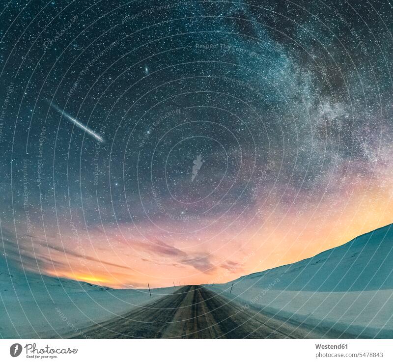 Sternenhimmel mit Nordlicht und Sternschnuppe, Lebesby, Norwegen nachts Kälte Ansicht Ausblick Überblick Wolken außen draußen im Freien Horizonte Textfreiraum