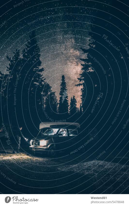Kanada, Britisch-Kolumbien, Chilliwack, Mann mit Taschenlampe am nächtlichen Minivan Auto Wagen PKWs Automobil Autos Männer männlich Nacht nachts Taschenlampen