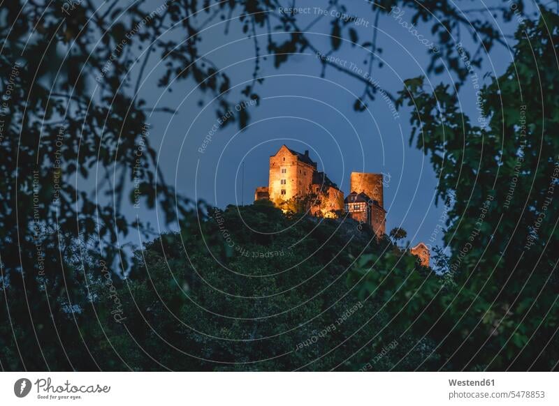 Deutschland, Nordrhein-Westfalen, Oberwesel, Schloss Schönburg, die nachts auf einem Hügel in der Rheinschlucht steht Außenaufnahme außen draußen im Freien