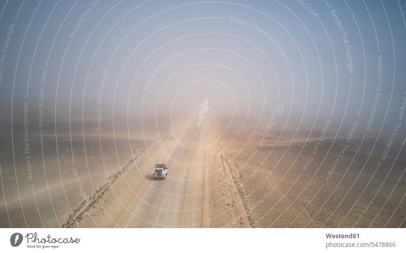 Drohnenansicht eines 4x4 in der Nebelwüste, Namibia (value=0) fahrend fahrende fahrender fahrendes Landschaften extreme Landschaft extreme Landschaften