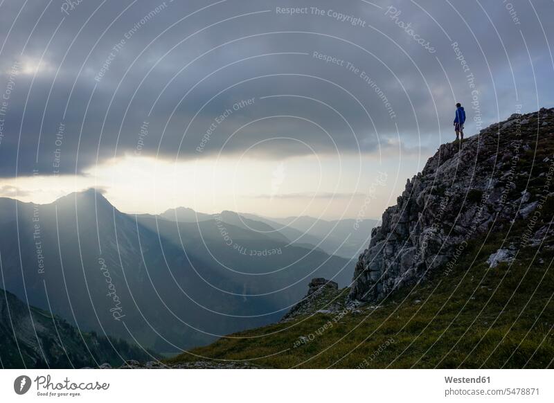 Wanderer auf Aussichtspunkt am Abend, Sulzspitze, Tirol, Österreich Leute Menschen People Person Personen Europäisch Kaukasier kaukasisch 1 Ein ein Mensch eine