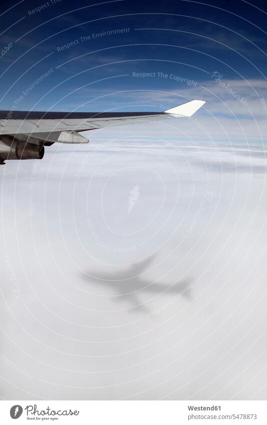 Jumbo-Jet, Boeing 747 in der Luft, Blick auf Wolkenschatten des Flugzeugs Luftverkehr hoch Höhe Tragfläche Tragfluegel Tragflügel Tragflächen Tragflaeche