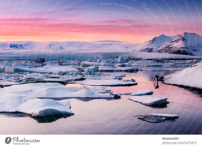 Szenische Ansicht der Lagune von Jokulsarlon gegen den Himmel bei Sonnenuntergang, Island Schönheit der Natur kalt Kälte Farbaufnahme Farbe Farbfoto Farbphoto