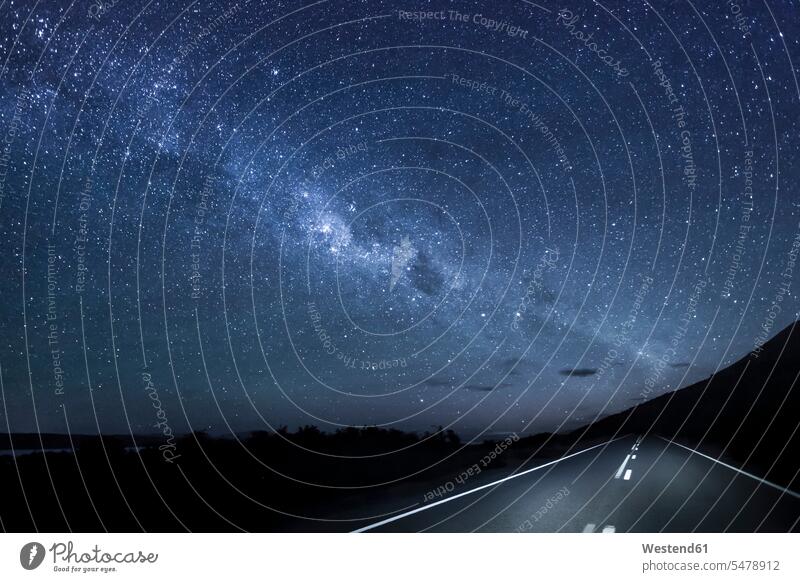 Neuseeland, Südinsel, Sternenhimmel, Milchstraße am Pukaki-See bei Nacht Der Weg nach vorne Außenaufnahme außen draußen im Freien Leere Straße Leere Strasse