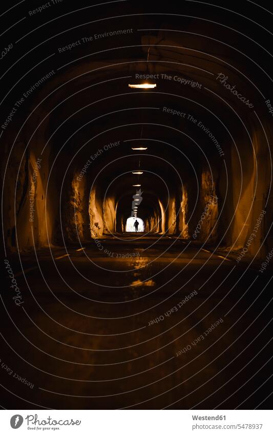Norwegen, Lofoten-Inseln, Maervoll, Silhouette eines Mannes im Tunnel 30-35 Jahre 30 bis 35 30 - 35 Jahre 30 bis 35 Jahre Abenteuer abenteuerlich beleuchtet
