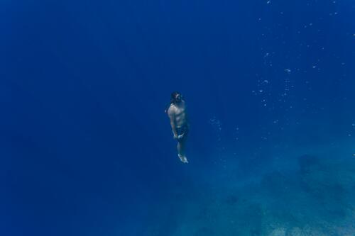 Indonesien, Bali, Junger Mann beim Schnorcheln tauchen Schnorchler Luft anhalten Mensch Menschen Leute People Personen Naturtourismus schweben schwebend Taucher