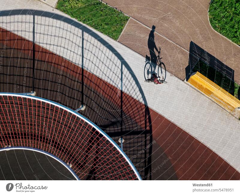 Radfahrender Mann auf Weg im Sportplatz, Luftaufnahme Außenaufnahme außen draußen im Freien Tag Tageslichtaufnahme Tageslichtaufnahmen Tagesaufnahme am Tag