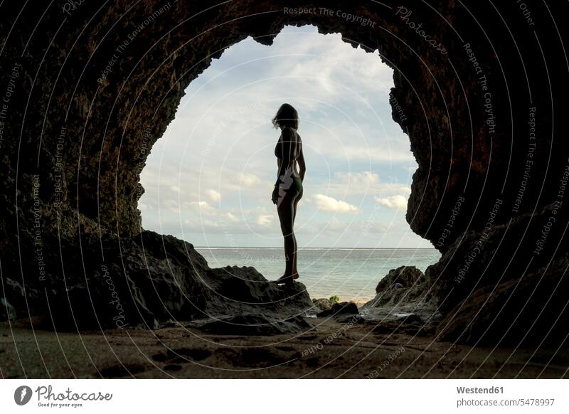 Junge Frau in Höhle weiblich Frauen Strand Beach Straende Strände Beaches stehen stehend steht Hoehlen Höhlen Erwachsener erwachsen Mensch Menschen Leute People