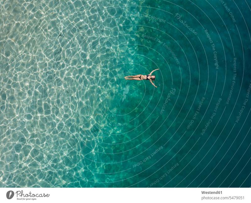 Im Meer schwebende Frau, Gili Air, Gili Islands, Indonesien Badebekleidung Bikinis Jahreszeiten sommerlich Sommerzeit leicht frei Muße Travel Urlaub alleine