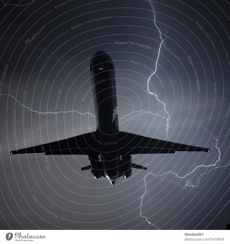 Deutschland, Offenbach, Ansicht eines Blitzes mit Flugzeug beleuchtet Beleuchtung Farbaufnahme Farbphoto Farbfoto Farbe Offenbach am Main bedrohlich