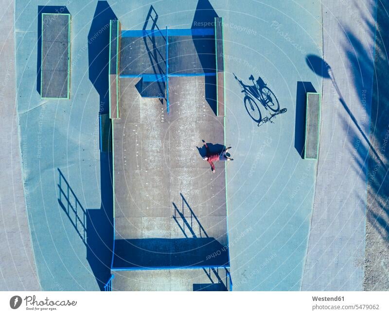 Mann auf Betonrampe im Skatepark liegend, Luftaufnahme Außenaufnahme außen draußen im Freien Tag Tageslichtaufnahme Tageslichtaufnahmen Tagesaufnahme am Tag