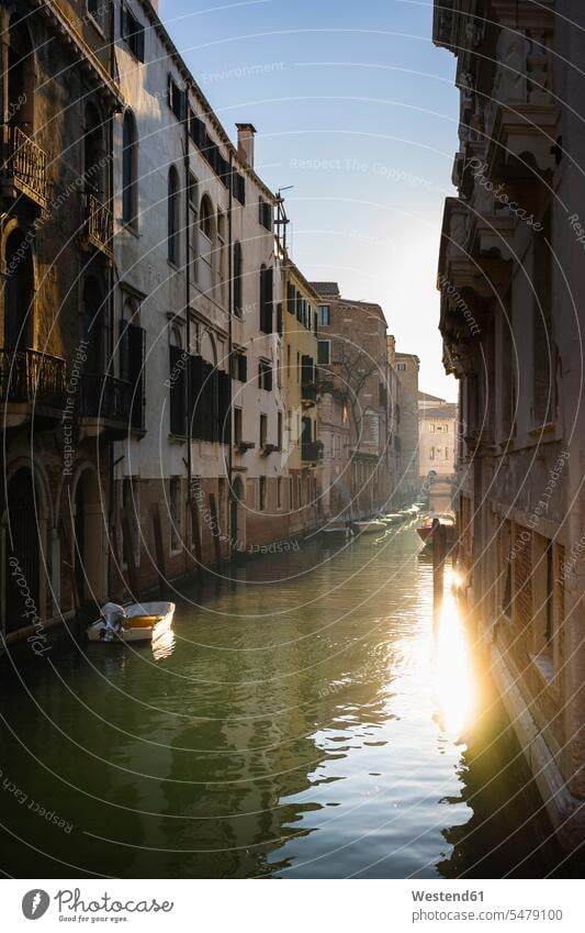 Italien, Venetien, Venedig, Alte Häuser entlang des engen Stadtkanals in der Abenddämmerung Außenaufnahme außen draußen im Freien Dämmerung Abendstimmung abends