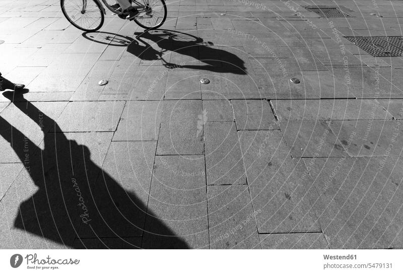 Schatten auf einem Bürgersteig, Sevilla, Spanien Gegenlicht Kontur Konturen Schattenbild Schattenbilder Silhouetten Umriss Umrisse Umriß Gegensätze