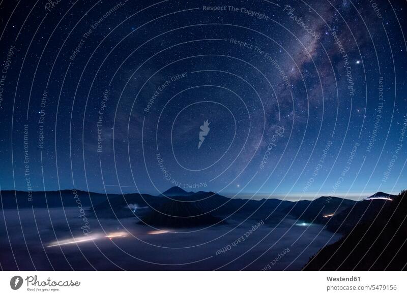 Indonesien, Ost-Java, Szenische Ansicht der Milchstraßen-Galaxie am sternenklaren Nachthimmel über dem nebelumhüllten Mount Bromo Außenaufnahme außen draußen