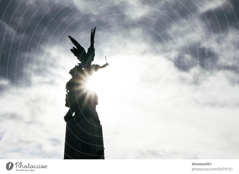 Spanien, Vitoria, Blick auf die Statue eines Engels im Gegenlicht Tag am Tag Tageslichtaufnahme tagsueber Tagesaufnahmen Tageslichtaufnahmen tagsüber