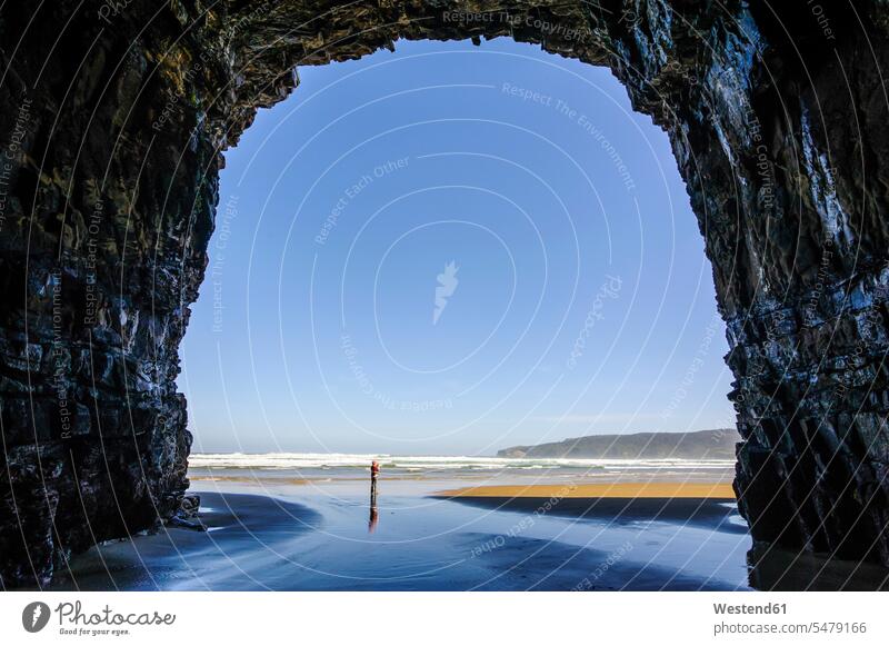 Frau steht in den gigantischen Höhlen der Kathedrale, The Catlins, Südinsel, Neuseeland allein vereinsamt zurueckgezogen zurückgezogen riesengross riesengroß