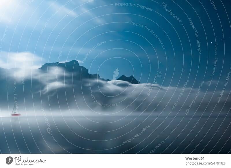 Österreich, Mondsee, Mondsee bei Mondschein mit Schober und Drachenwand im Hintergrund Wolke Wolken Landschaft Landschaften Wolkengebilde Mondlicht surreal