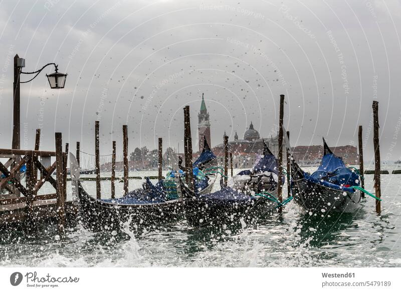 Italien, Venedig, Gondeln und Kirche San Giorgio Maggiore im Hochwasserzeichen Reise Travel Wasserspritzer Spritzer Wasser Kirchen Sehenswürdigkeit