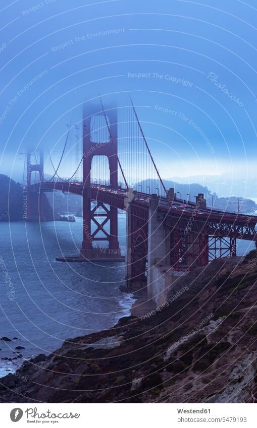 USA, Kalifornien, San Francisco, Golden Gate Bridge in den Abendstunden Aussicht Ausblick Ansicht Überblick Weite Textfreiraum weit Reise Travel Baum Bäume