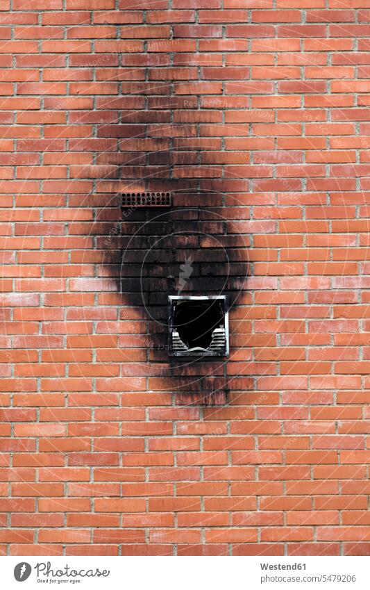 Spanien, Verbranntes Fenster in Backsteinmauer Ausschnitt Anschnitt Teil von Detail Teilabschnitt Teilansicht Ruß Ziegelmauer Ziegelwand Backsteinwand