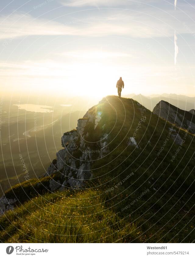 Wanderer auf Aussichtspunkt bei Sonnenaufgang, Brentenjoch, Bayern, Deutschland Wanderung früh Frühe Morgen frei Abenteuer abenteuerlich Ansicht Ausblick