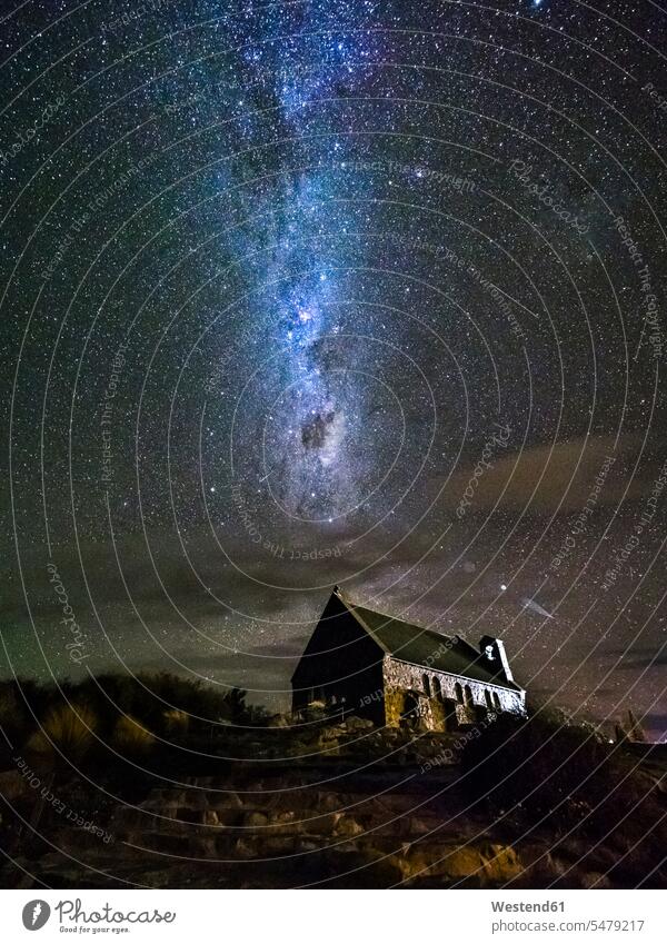 Neuseeland, Südinsel, Region Canterbury, Kirche des Guten Hirten bei Nacht bewölkt Bewölkung Wolke bedeckt Wolken Bewoelkung wolkig bewoelkt Kirchen Nachthimmel