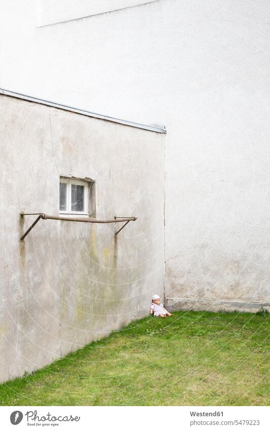 Deutschland, mürrischer Hinterhof mit Puppe, die auf Gras in einer Ecke sitzt Einzelner Gegenstand ein Gegenstand 1 Einzelgegenstand einzeln Stange Stangen