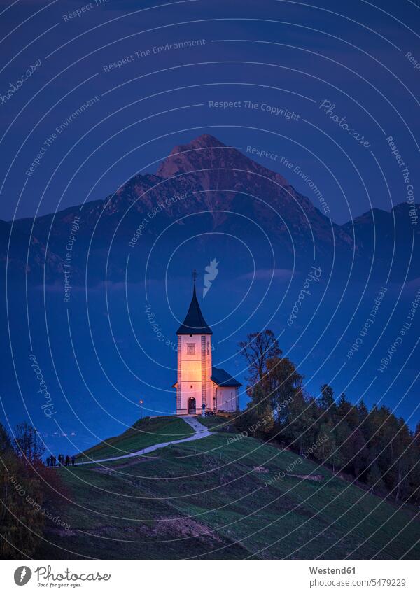 Slowenien, Kirche St. Primoz bei Jamnik in der Abenddämmerung Außenaufnahme außen draußen im Freien Landschaft Landschaften Natur Berg Berge Ruhige Szene Ruhe