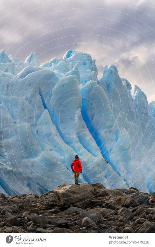 Mann vor dem Perito-Moreno-Gletscher, El Calafate, Los Glaciares-Nationalpark, Patagonien, Argentinien (value=0) Touristen stehend steht Erlebnisse erforschen