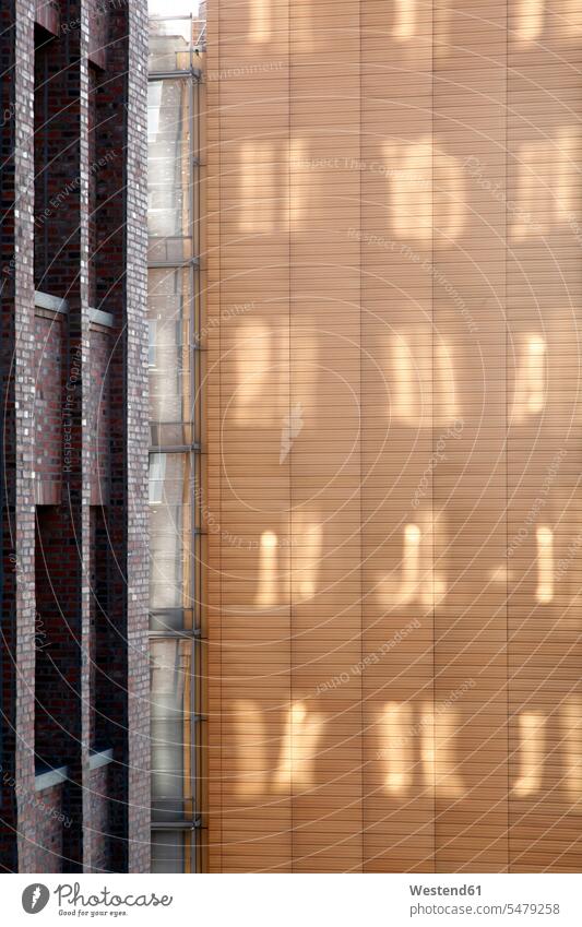 Deutschland, Berlin, Lichtreflexionen an der Wand Fenster Fassade Gebäudefront Fassaden Städtisches Motiv Staedtische Motive Städtische Motive