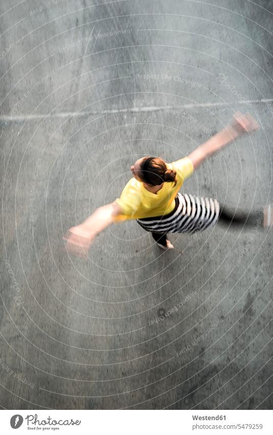 Junge Balletttänzerin übt auf einer Parkebene 16-17 Jahre 16 bis 17 16 bis 17 Jahre 16 - 17 Jahre Heranwachsen Mannheim Freizeitkleidung Freizeitbekleidung