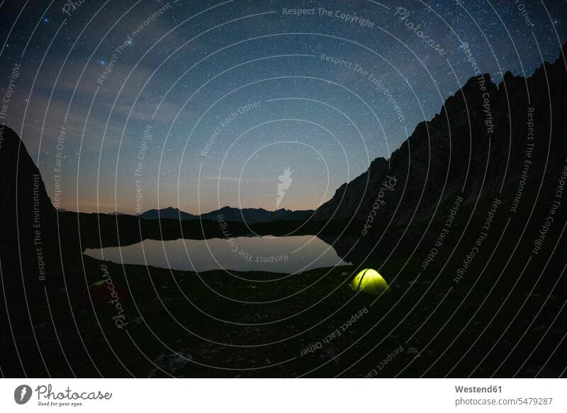Zelt am Kogelsee bei Nacht, Tirol, Österreich Schoenheit der Natur Lichtspiegelung Lichtspiegelungen Natürliche Reflexionen Spiegelung Spiegelungen