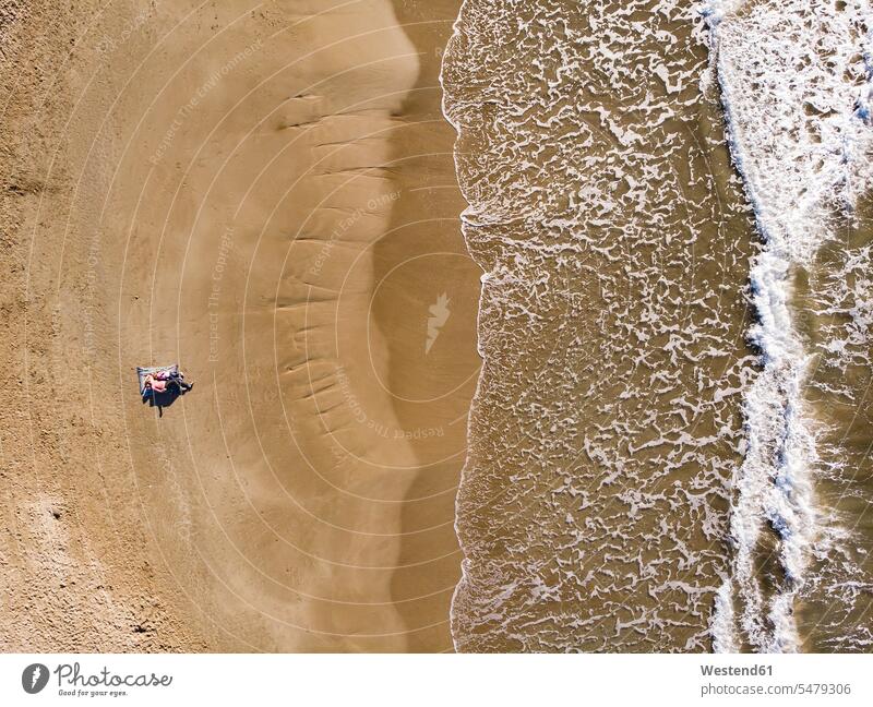 Spanien, Sitges, Luftaufnahme von Mutter und Tochter am Sandstrand liegend Außenaufnahme außen draußen im Freien Tag Tageslichtaufnahme Tageslichtaufnahmen