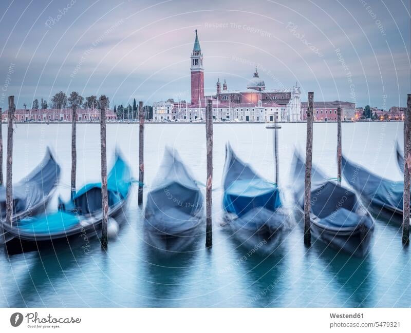 Italien, Venetien, Venedig, Langzeitbelichtung von Gondeln, die vor der Insel San Giorgio Maggiore vertäut sind Außenaufnahme außen draußen im Freien