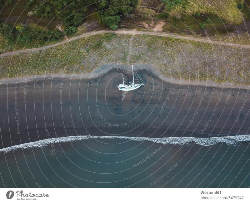 Alte Yacht am Strand von Benete, Maluk, West Sumbawa, Indonesien Drohne Drohnen Abwesenheit menschenleer abwesend leere Natur Außenaufnahme draußen im Freien