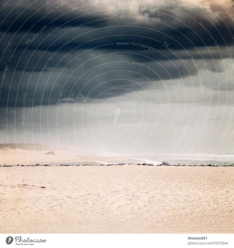 Frankreich, Nouvelle-Aquitaine, Contis, Graue Gewitterwolken über dem Strand von Contis Plage Außenaufnahme außen draußen im Freien Tag Tageslichtaufnahme