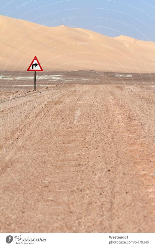 Namibia, Richtungsweisendes Straßenschild mitten in der Wüste Außenaufnahme außen draußen im Freien Tag Tageslichtaufnahme Tageslichtaufnahmen Tagesaufnahme