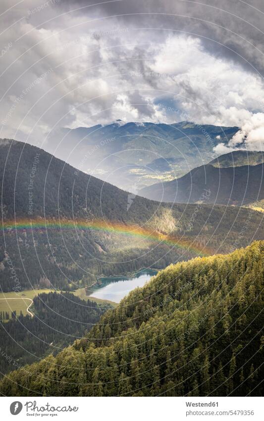 Regenbogen über Berglandschaft mit See Außenaufnahme außen draußen im Freien Tag Tageslichtaufnahme Tageslichtaufnahmen Tagesaufnahme am Tag Tagesaufnahmen