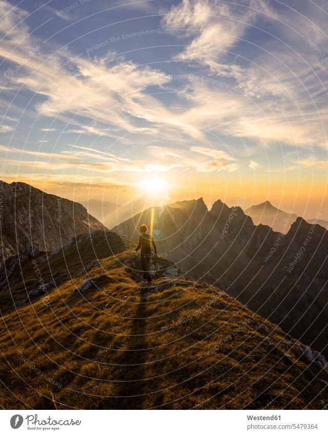 Wanderin wandert bei Sonnenuntergang zum Aussichtspunkt, Hochplatte, Bayern, Deutschland gehend geht abends Muße auf Achse in Bewegung Abenteuer abenteuerlich