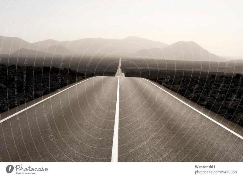 Spanien, Lanzarote, leere Straße durch Landschaft Außen Außenaufnahme Berg Europa Gebirge Herausforderung Kanarische Inseln Landschaften Natur Reiseziele