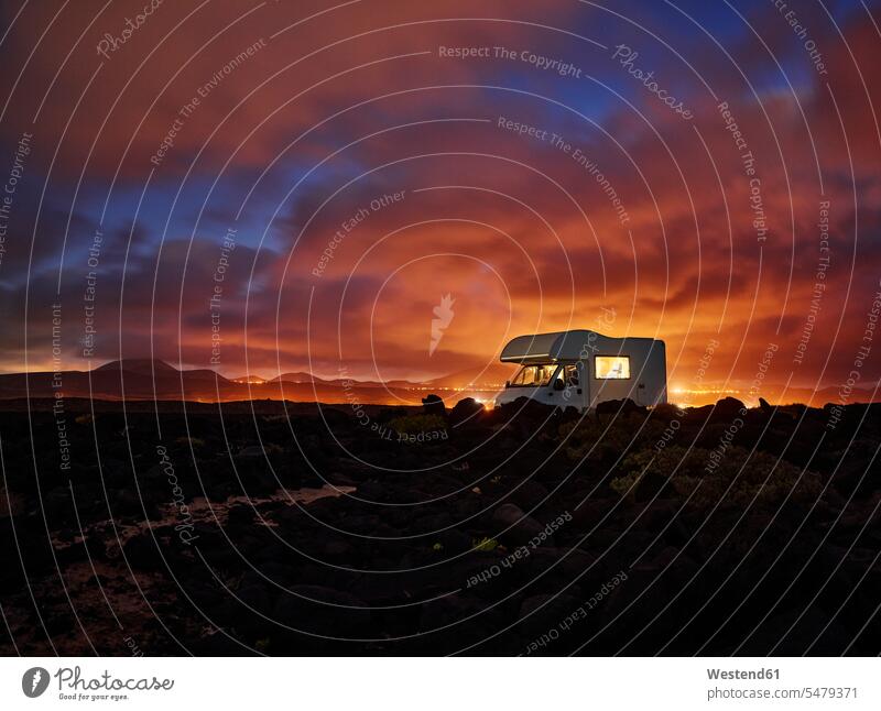 Spanien, Kanarische Inseln, Wohnmobil geparkt entlang der felsigen Küste der Insel Lanzarote bei Sonnenuntergang Außenaufnahme außen draußen im Freien
