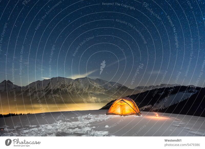 Nachtlandschaft aus glühendem Zelt im Schnee, Achenkirch, Österreich beleuchtet Beleuchtung stimmungsvoll All Kosmos Weltall Weltraum Himmelskoerper Sterne