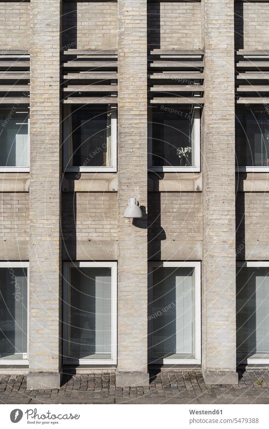 Dänemark, Kopenhagen, Teil der Fassade mit Lampe Anschnitt Detail Teil von Teilabschnitt Teilansicht Kobenhavn bildfuellend bildfüllend Formatfuellend außen