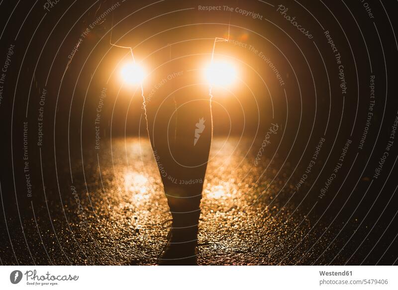Scheinwerfer, die nachts auf die Beine einer Frau scheinen Auto Wagen PKWs Automobil Autos leuchten Autoscheinwerfer weiblich Frauen Beleuchtung Beleuchtungen