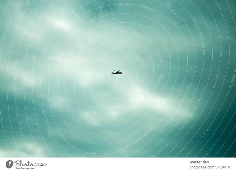 Norwegen, Hubschrauber bei bewölktem Himmel Niemand Wolkenhimmel fliegen fliegend weit entfernt Wolkenstimmung Wolkenstimmungen entsättigt entsaettigt düster